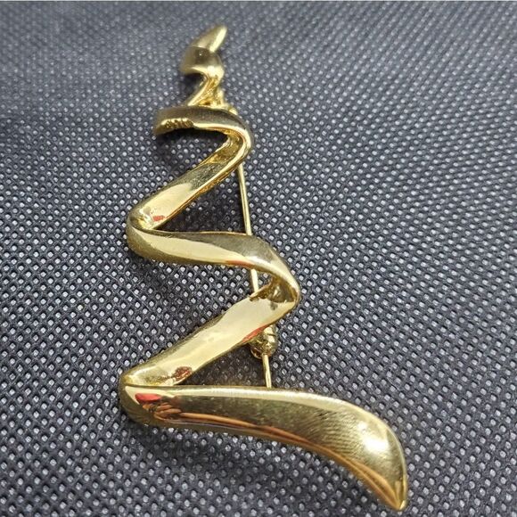 Vintage Gold Wavy Brooch  - Picture 2 of 3
